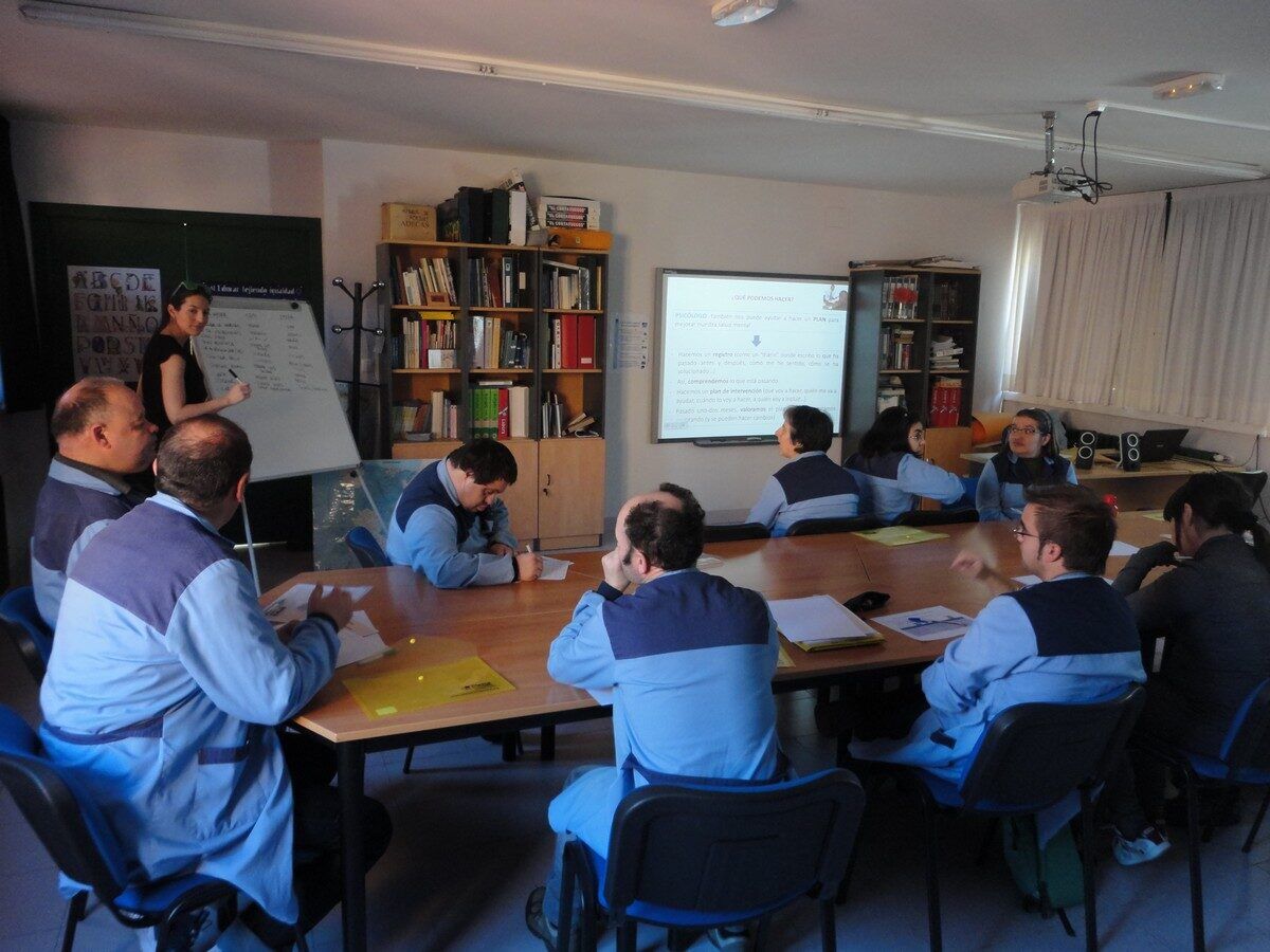 Personas asociadas participando en una charla de ADECAS